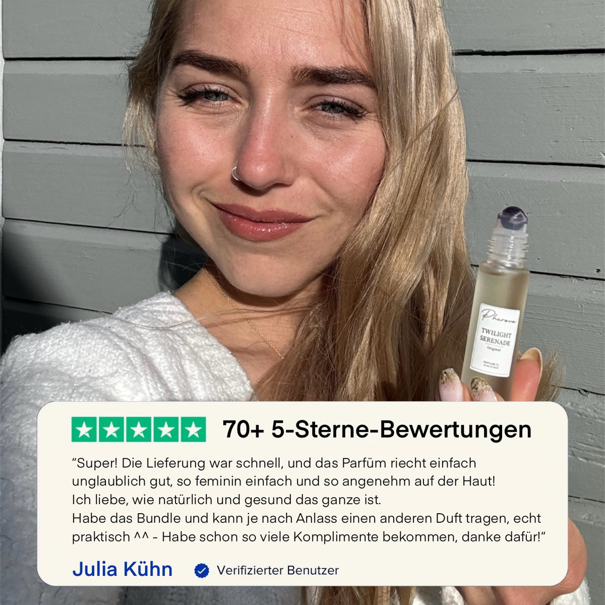 Eine Kundin hält einen Phérova-Flakon, daneben eine Kundenbewertung